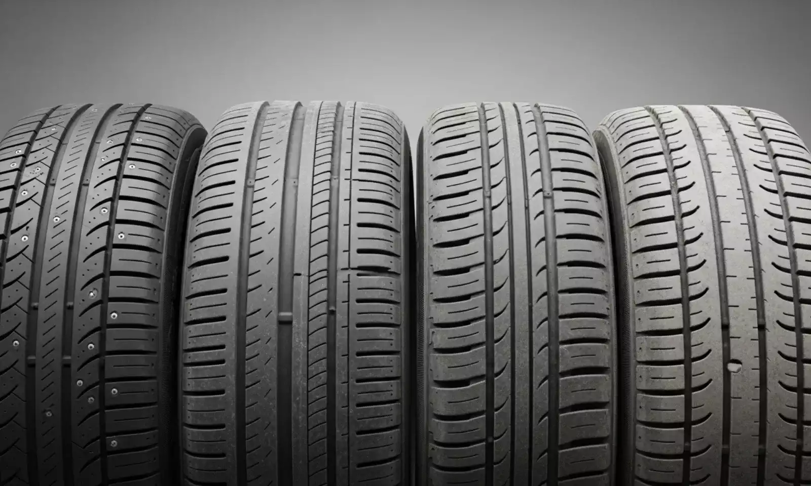 Detalhe dos sulcos de drenagem em pneu automotivo