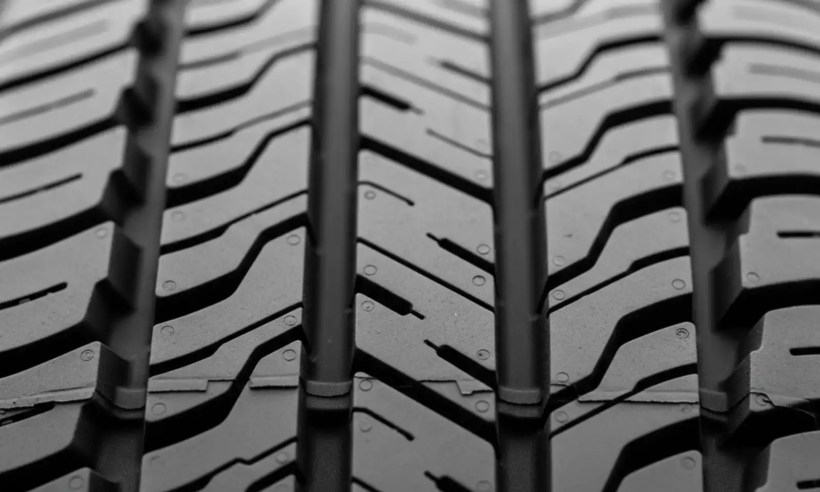 Pneus em pista molhada, desempenho em frenagem